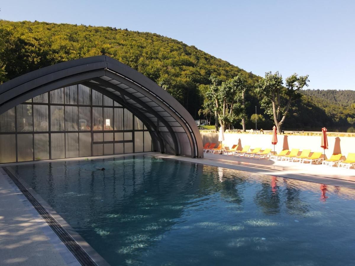 Camping Domaine Du Lac Chambon Murol Exterior foto