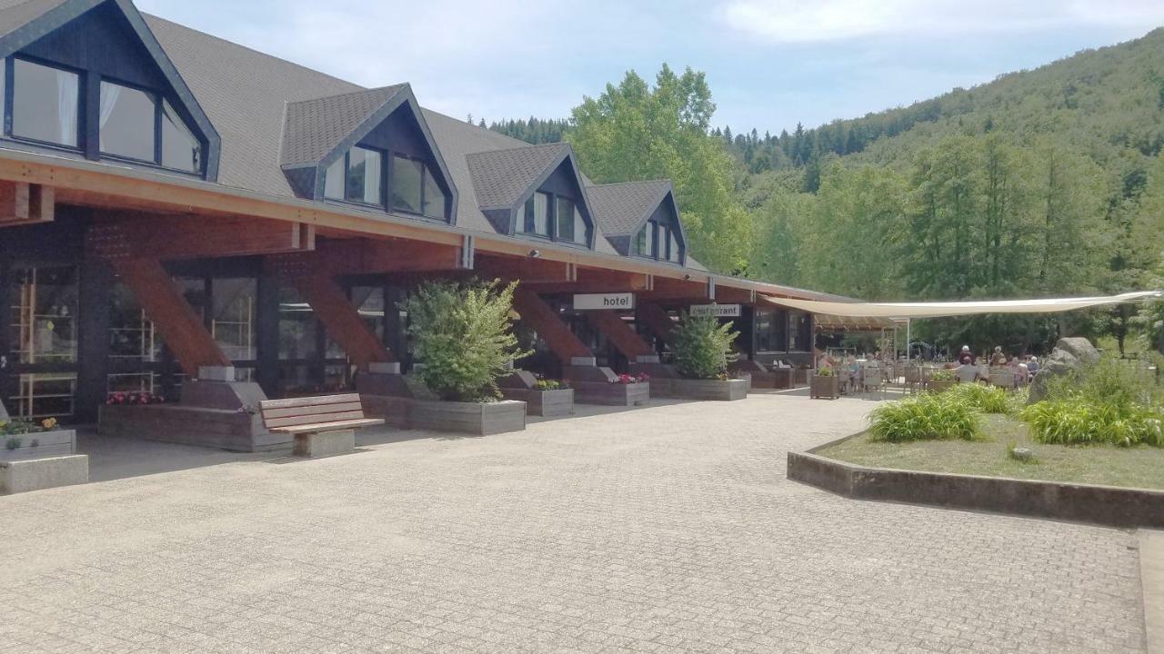 Camping Domaine Du Lac Chambon Murol Exterior foto